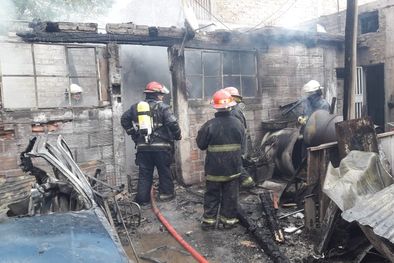 MDZol | No quedó nada Los bomberos lograron apagar el incendio y protegieron las casas aledañas, pero hubo grandes pérdidas. Foto: Bomberos Voluntarios de Las Heras.