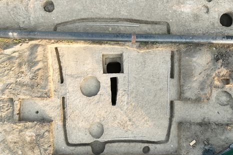 Kurgan, lugar donde se registran fosas domésticas de un asentamiento de los siglos X-XIII en Mayrtup. Kurgan, lugar donde se registran fosas domésticas de un asentamiento de los siglos X-XIII en Mayrtup.