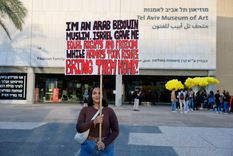 Un manifestante sostiene un cartel que exige la liberación de los rehenes que están retenidos en la Franja de Gaza Foto: Noticias Argentinas
