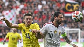 Dominik Szoboszlai, de Hungary, disputa el balón con Alexandr Mrynskiy durante el amistoso frente a Kazajistán que casi se ve manchado por una tragedia. Dominik Szoboszlai, de Hungary, disputa el balón con Alexandr Mrynskiy durante el amistoso frente a Kazajistán que casi se ve manchado por una tragedia.