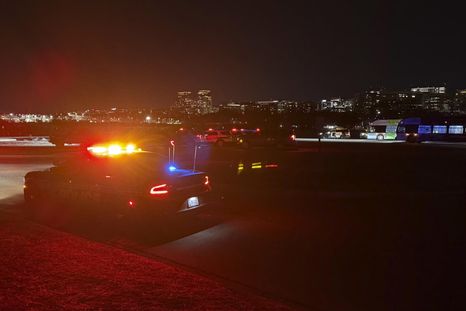 Integrantes del departamento de Policía de Washington DC trabajan en la zona de un accidente aéreo Foto: EFE