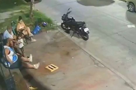 La jubilada murió al recibir un disparo en la espalda durante un tiroteo en las calles de Lanús. La jubilada murió al recibir un disparo en la espalda durante un tiroteo en las calles de Lanús.