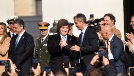 La interna libertaria quema las naves puertas adentro de la Casa Rosada, y las cámaras fotográficas se convierten en implacables detectoras de la realidad. La interna libertaria quema las naves puertas adentro de la Casa Rosada, y las cámaras fotográficas se convierten en implacables detectoras de la realidad.