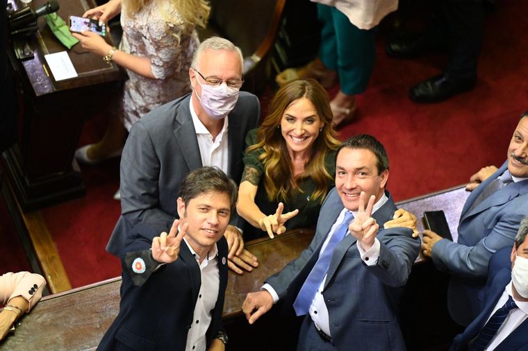 El festejo de Victoria Tolosa Paz al jurar como diputada. Foto: Twitter Victoria Tolosa Paz.