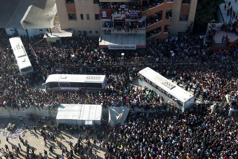 La gente se concentró junto al Hospital Nasse, en Jan Yunis, en el sur de Gaza, para recibir a los prisioneros palestinos liberados por Israel.