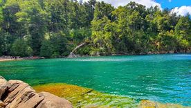Una playa patagónica de agua esmeralda sorprende por su belleza natural.