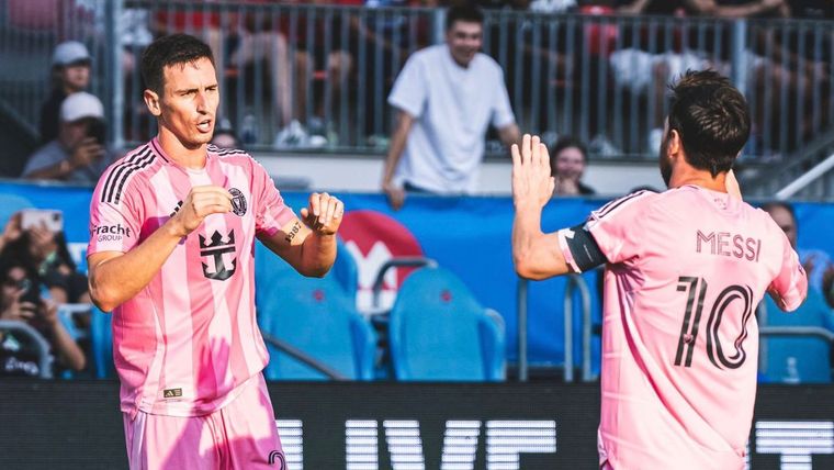 Messi festeja el gol con Tadeo Allende, autor del 1-0 de Inter Miami vs. Toronto.