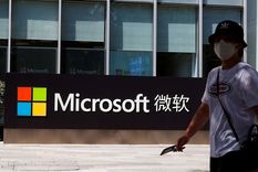 Una persona pasa frente a las oficinas de Microsoft en Pekín, China, el 4 de agosto de 2020. Foto: RT