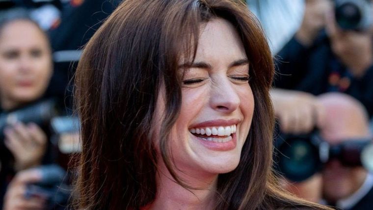 Con un zapato roto, Anne Hathaway se levanta con todo el glamour que la caracteriza. / Getty Images