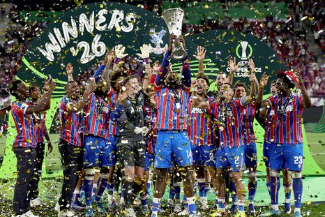 Crystal Palace se coronó campeón de la Conference League y ganó el primer título internacional de su historia. Crystal Palace se coronó campeón de la Conference League y ganó el primer título internacional de su historia.