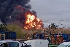 Junto al denso humo se vieron grandes llamaradas que salieron desde la refinería Foto: X