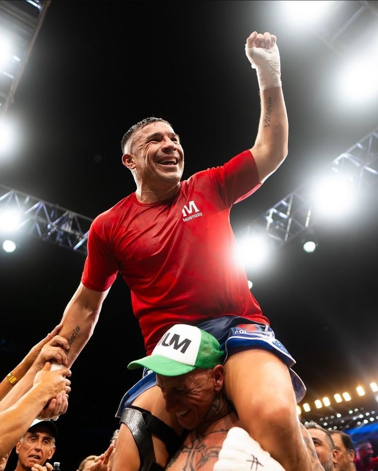 El boxeador no dudó en dedicar unas palabras emotivas a Alejandra Locomotora Oliveras, tras conocer la situación de salud de su colega. El boxeador no dudó en dedicar unas palabras emotivas a Alejandra Locomotora Oliveras, tras conocer la situación de salud de su colega.