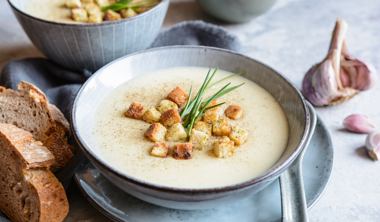 Cocina española en casa: descubre la magia de la sopa de ajo Foto: Shutterstock