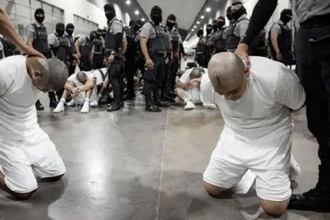 Imagen de algunos de los deportados desde EE.UU. en el Cecot. Foto: BBC