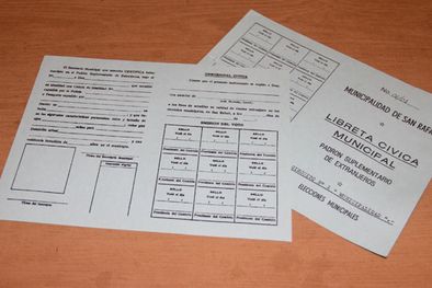 MDZol | La libreta con la que votarán los extranjeros. Foto: Maggie Ojcius/ Mediamza.com