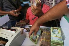 El salario mínimo en Venezuela se mantiene estancado desde marzo de 2022, perdiendo considerablemente su poder adquisitivo debido a la hiperinflación y la devaluación del bolívar.