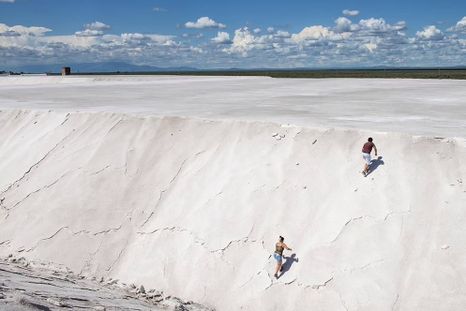 Las Salinas del Bebedero forman uno de los paisajes más impactantes de San Luis, con un extenso desierto blanco a pocos kilómetros de la capital provincial. Las Salinas del Bebedero forman uno de los paisajes más impactantes de San Luis, con un extenso desierto blanco a pocos kilómetros de la capital provincial.