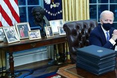 En su primer día en la Oficina Oval, Joe Biden le dio su toque personal al despacho, con un busto de César Chávez a su espalda. Foto: REUTERS