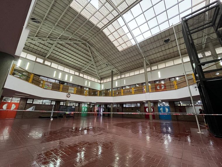 El arreglo del techo del edificio está pendiente desde el 2023
