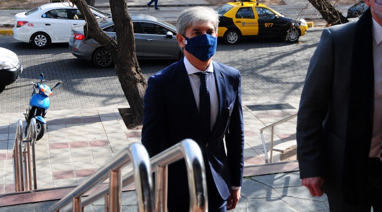 El juez Walter Bento ingresando a Tribunales. Ayer prometió una prueba contundente. Pero parece que duró poco Foto: ALF PONCE MERCADO / MDZ