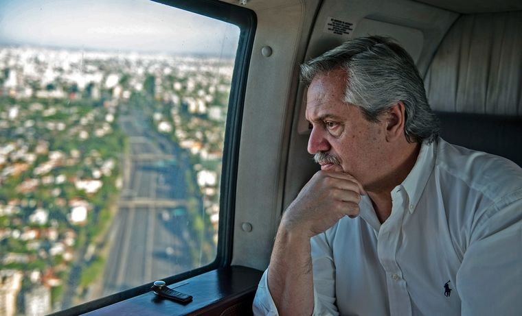 Alberto Fernández sobrevuela su país.