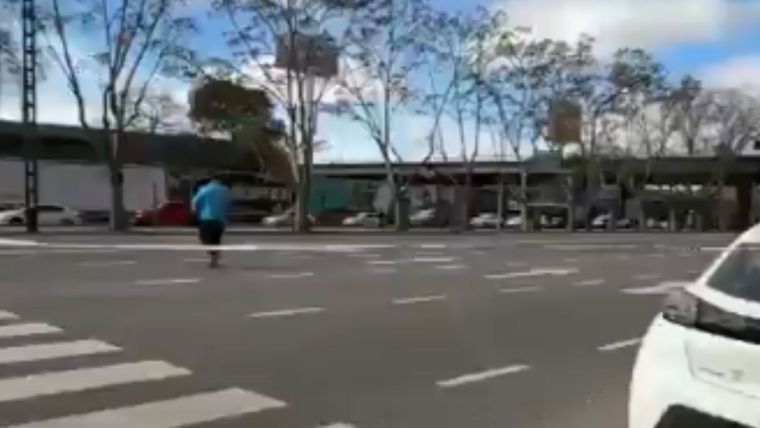 La Policía cercó el lugar en el que se dio la amenaza de bomba.