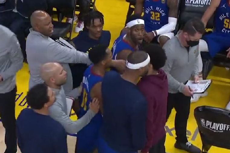 Will Barton y DeMarcus Cousins se pelearon en el banco de suplentes ante la atenta mirada de Facundo Campazzo y el resto de los Denver Nuggets.