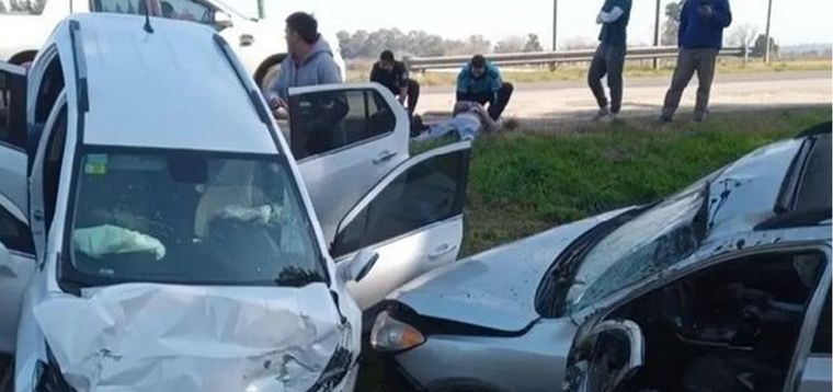 Así quedó el auto donde viajaba el actor y director Adrián Navarro. Foto: foto: Primicias Ya