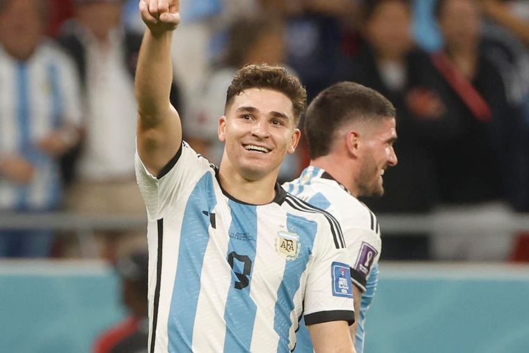 Sonrisa de oreja a oreja para el goleador de la Selección argentina, Julián Álvarez. Foto: EFE