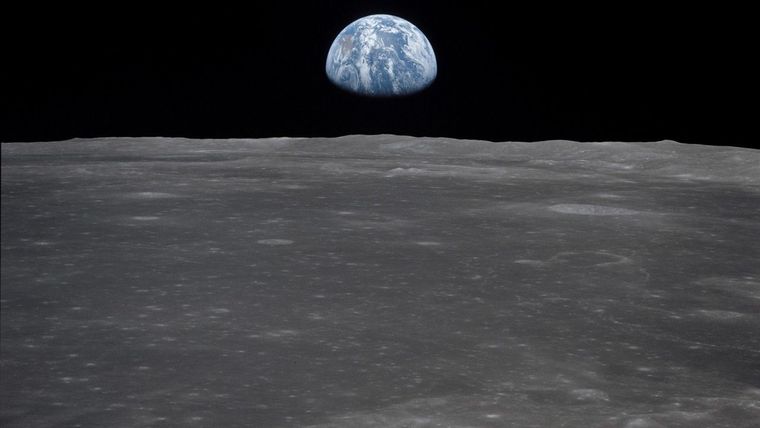 Esta vista desde la nave espacial Apolo 11 muestra la Tierra asomándose por encima del horizonte de la Luna. 
