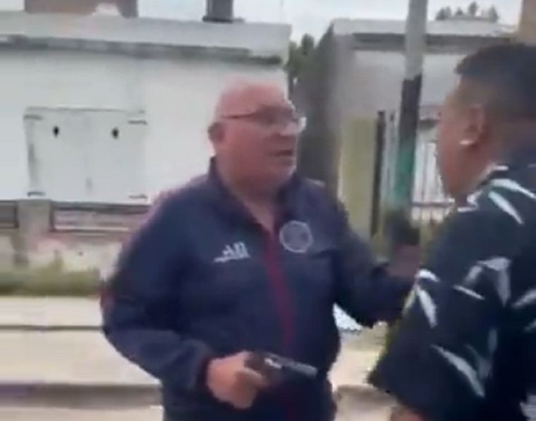 Momento clave. El policía retirado y la víctima. Foto: captura de video.