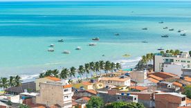 Maragogi es uno de los destinos más buscados del nordeste brasileño por sus aguas turquesas, arrecifes y playas de arena clara.