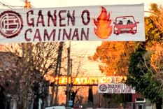Los pasacalles que aparecieron en las afueras del Polideportivo de Lanús. Los pasacalles que aparecieron en las afueras del Polideportivo de Lanús.