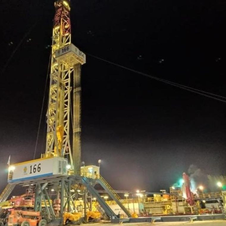 YPF informó un aumento de escala en Neuquén a partir de un rediseño técnico de sus operaciones. YPF informó un aumento de escala en Neuquén a partir de un rediseño técnico de sus operaciones.