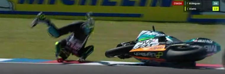 Fermín Aldaguer cayó de cabeza a la pista tras el toque con Celestino Vietti.