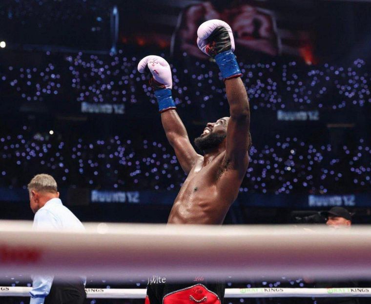 Crawford celebra tras destronar a Canelo en una noche histórica en Las Vegas. &nbsp;