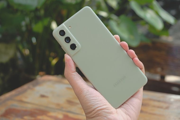 En 2026, la pantalla de 120 Hz del Samsung Galaxy S21 continúa ofreciendo una fluidez envidiable para el usuario diario. En 2026, la pantalla de 120 Hz del Samsung Galaxy S21 continúa ofreciendo una fluidez envidiable para el usuario diario.