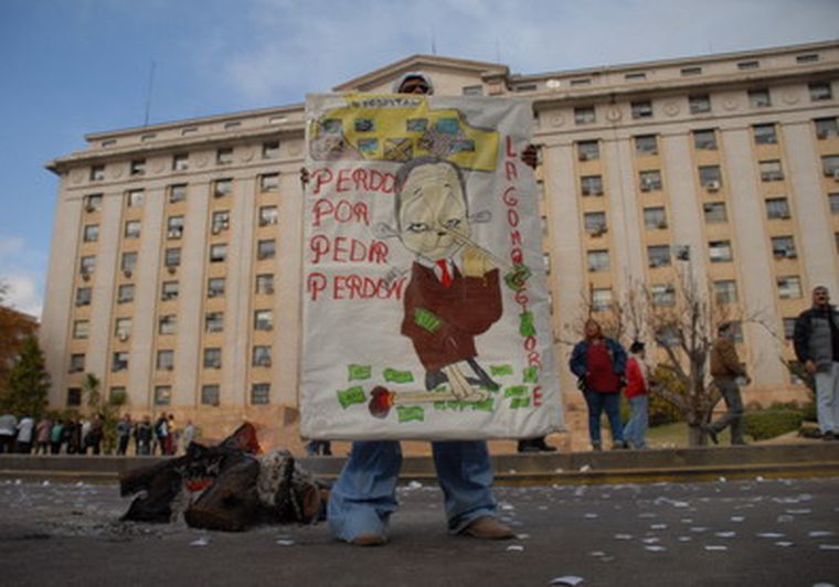 Esta mañana trabajadores se manifestaron frente a Casa de Gobierno. Foto: Marcelo Ruiz/ MDZ