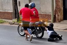 video: fue arrastrada por motochorros y golpeada por un vecino que la quiso ayudar video: fue arrastrada por motochorros y golpeada por un vecino que la quiso ayudar