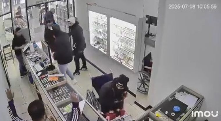 El robo fue registrado por las cámaras de seguridad del local. 