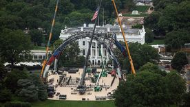 El escenario temporal se construye para un evento de celebración de los 250 años de la independencia. El escenario temporal se construye para un evento de celebración de los 250 años de la independencia.