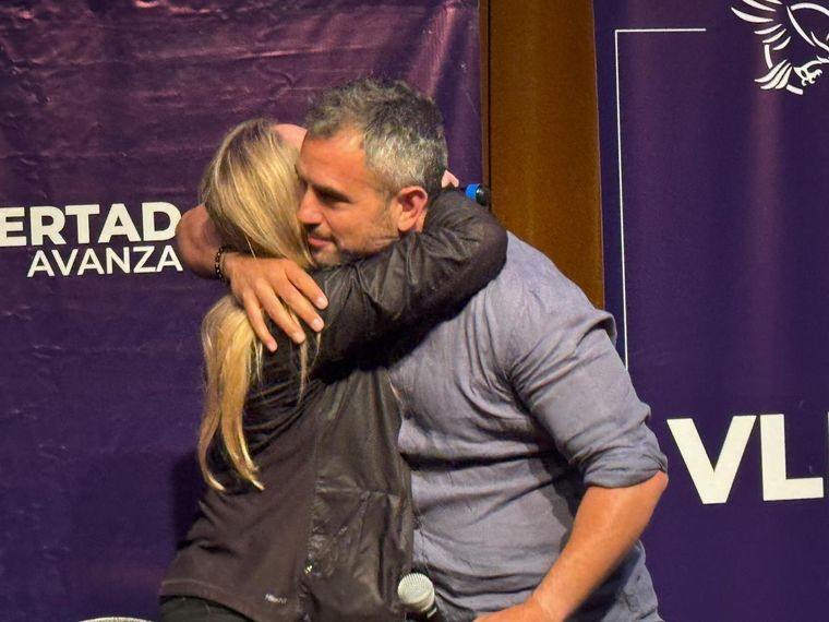 Karina y Martín, fundidos en un abrazo. Foto: La libertad avanza.