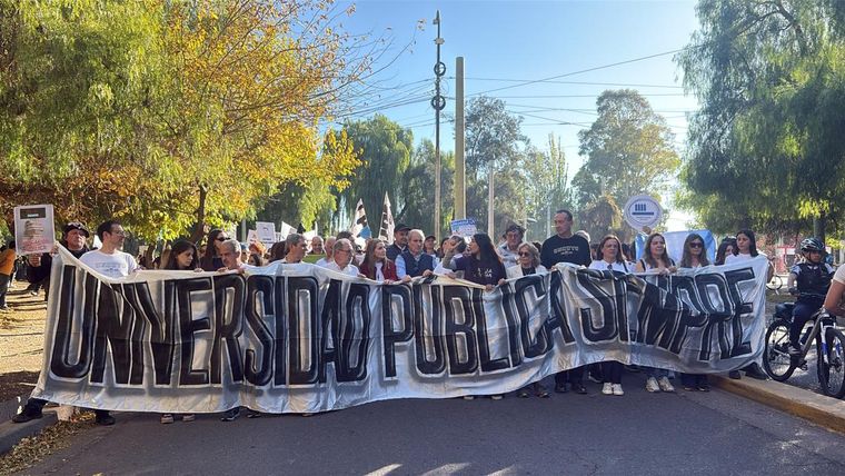 A las 16 comenzó la marcha universitaria en Mendoza.