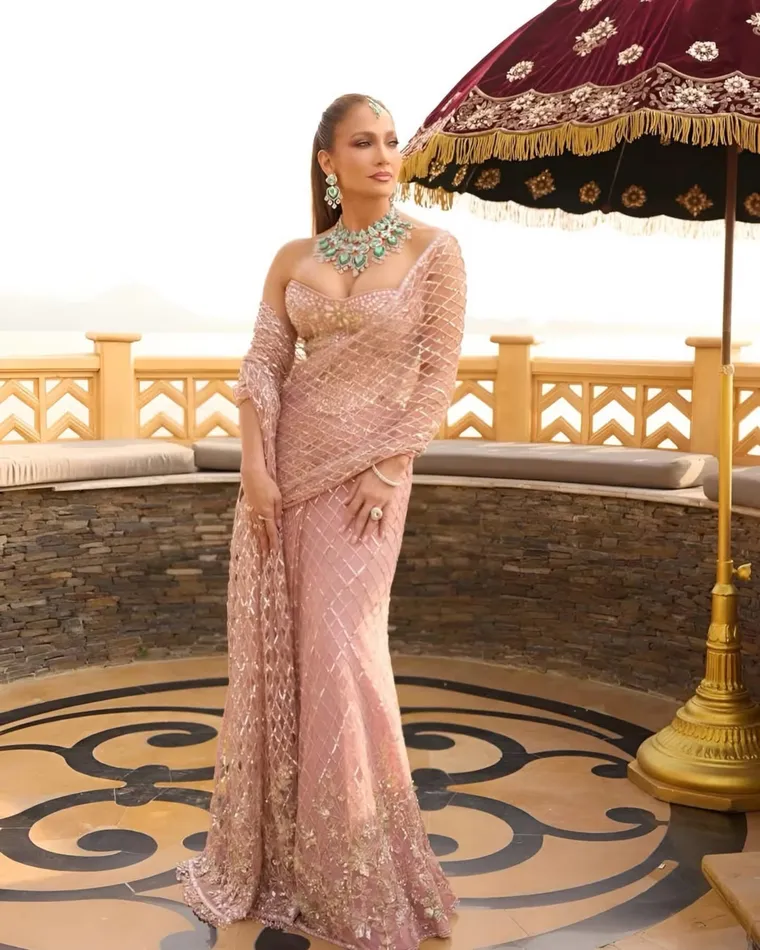 Esmeraldas, Swarovski y tradición: así brilló Jennifer López en India. Esmeraldas, Swarovski y tradición: así brilló Jennifer López en India.