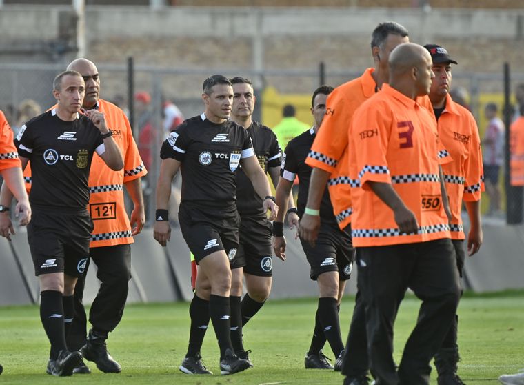 Andrés Gariano fue el protagonista de otra tarde bochornosa en la cancha de Barracas Central, que terminó en un escándalo que recorre el mundo entero.&nbsp;