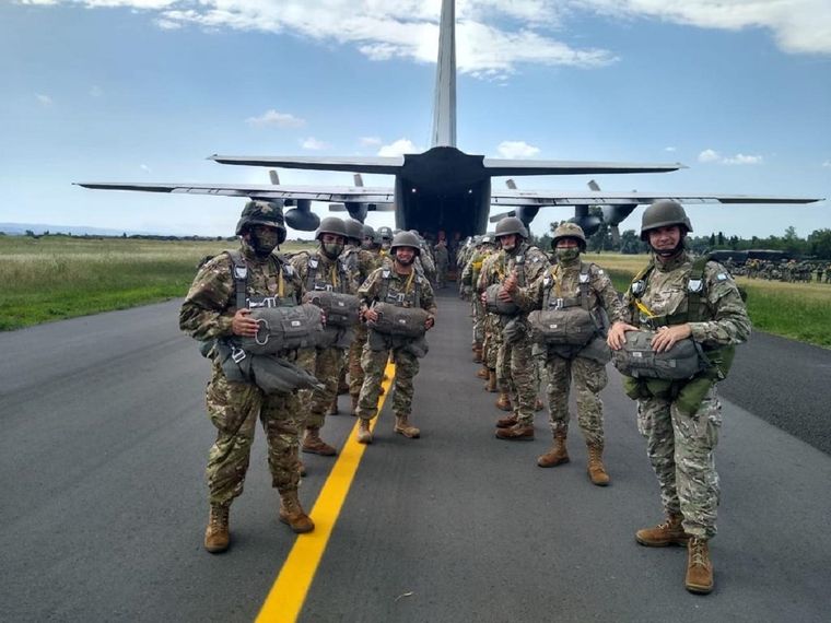 Una brigada posa para la cámara antes de un ejercicio Foto: gentileza