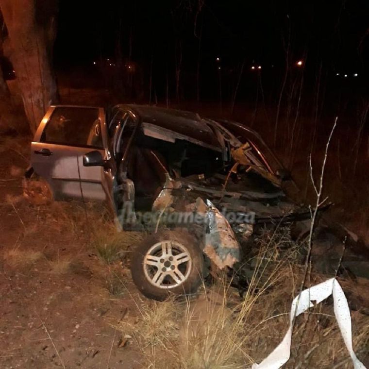 Así quedó el auto tras el choque contra un árbol. Foto: MediaMendoza
