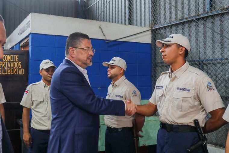 El presidente, Rodrigo Chaves, en una de las cárceles de Costa Rica, que según el gobierno se han quedado obsoletas por la falta de inversión.