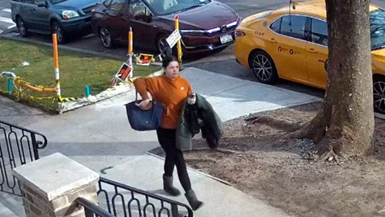 La agresora es buscada. Foto: Twitter / NYPDnews