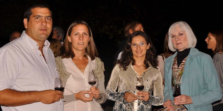 Guastavo Silva, Florencia Genoud, Verónica Barrera y Diane Brown, a puro brindis. Foto: Gentileza